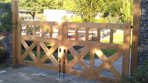 afbeelding houten dubbele poort landelijke stijl eigen productie